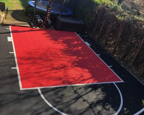 Installer un demi-terrain de basketball dans son jardin