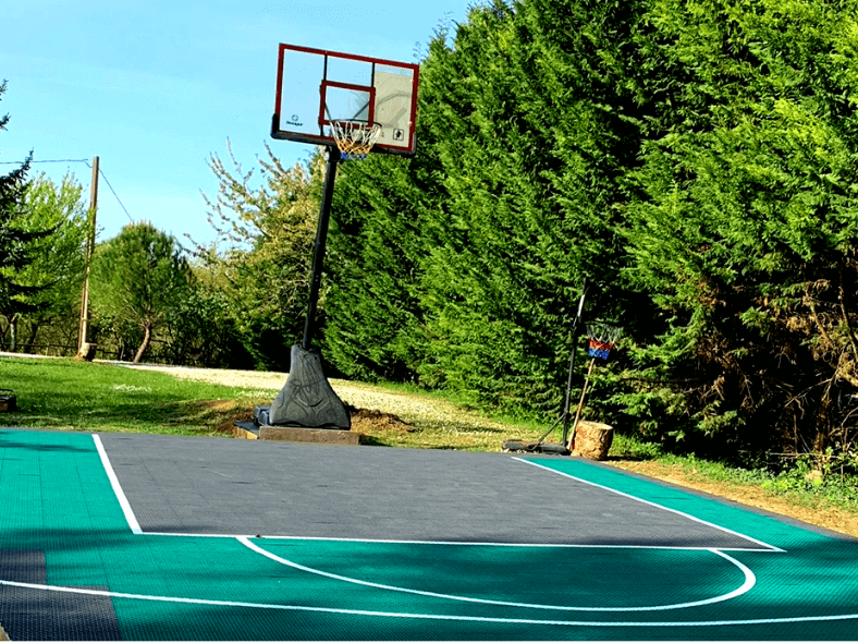 Quelles sont les conditions pour installer un terrain de basketball dans son jardin ?