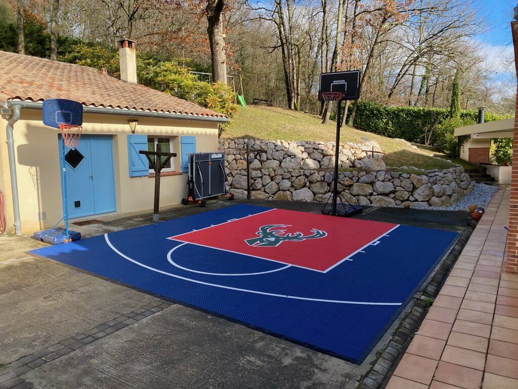 terrain de basket dans un jardin