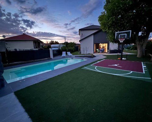 Terrain de basket où piscine dans le jardin ? Le choix