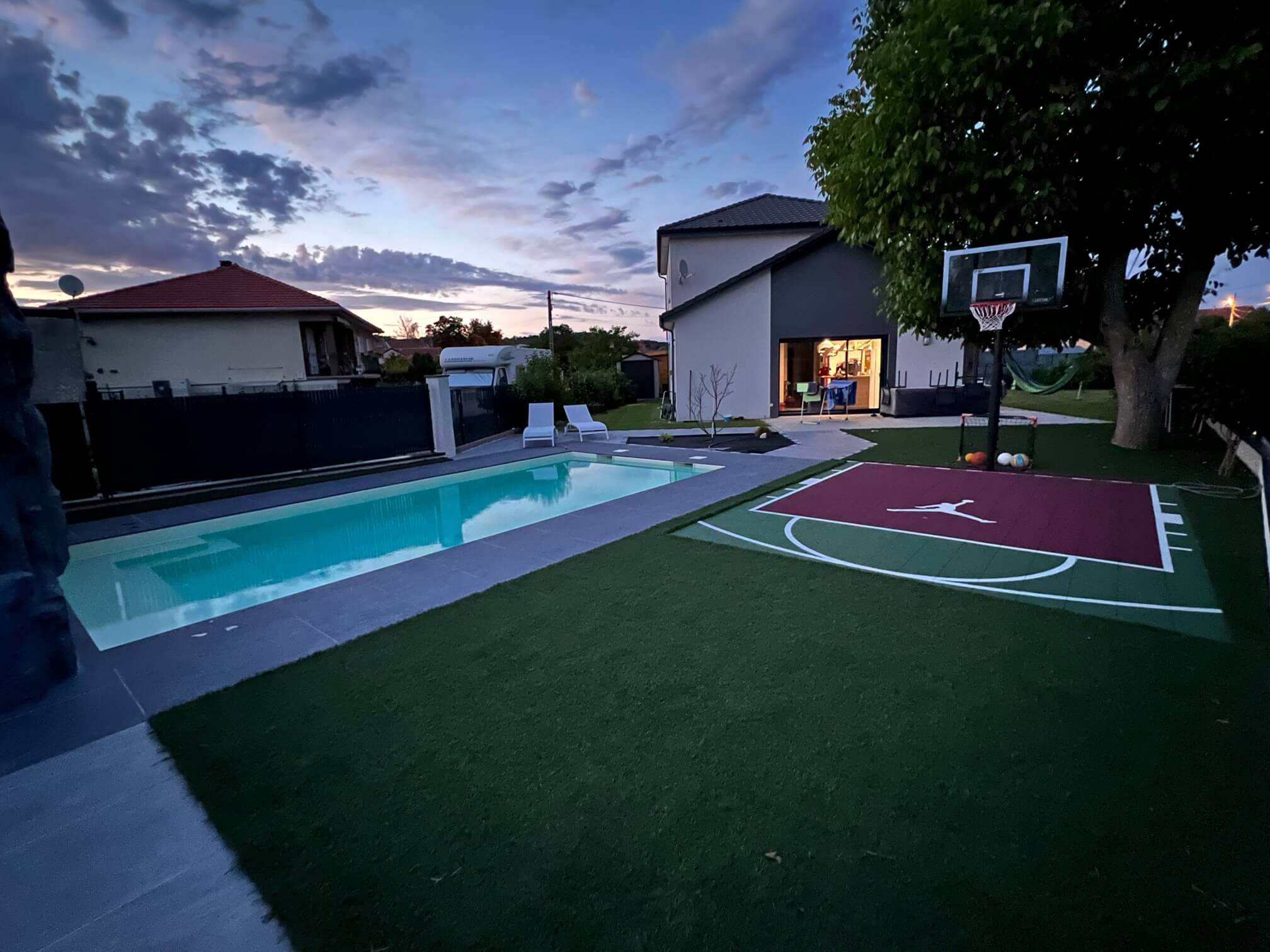 Terrain de basket où piscine dans le jardin ? Le choix