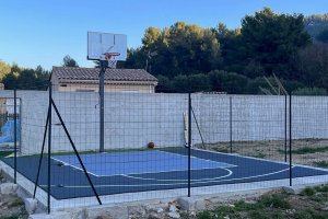 Terrain de basket extérieur installé à Sanary sur mer, à proximité de Toulon