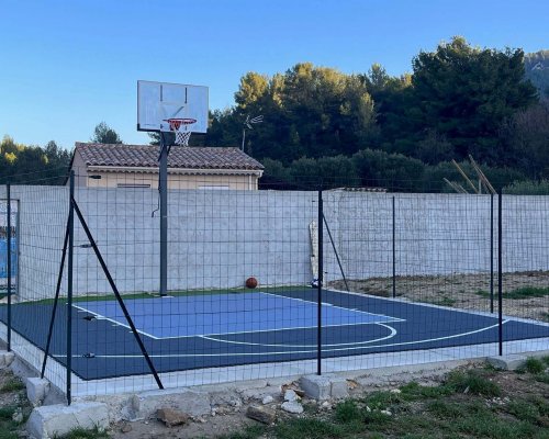 Terrain de basket extérieur installé à Sanary sur mer, à proximité de Toulon