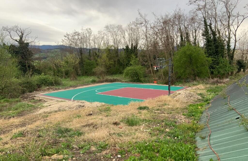terrain-basket-dalle-vert-bordeaux