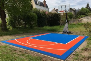 Terrain de basket installé en Essonne, proche de Paris