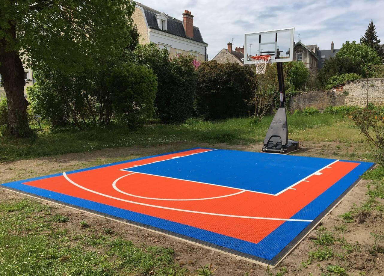 Terrain de basket installé en Essonne, proche de Paris