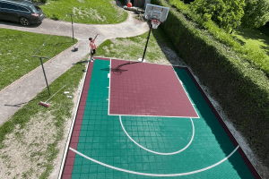 Entrainement de basket à domicile : cette famille installe un terrain de basket dans le jardin de leur maison