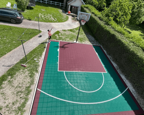 Entrainement de basket à domicile : cette famille installe un terrain de basket dans le jardin de leur maison