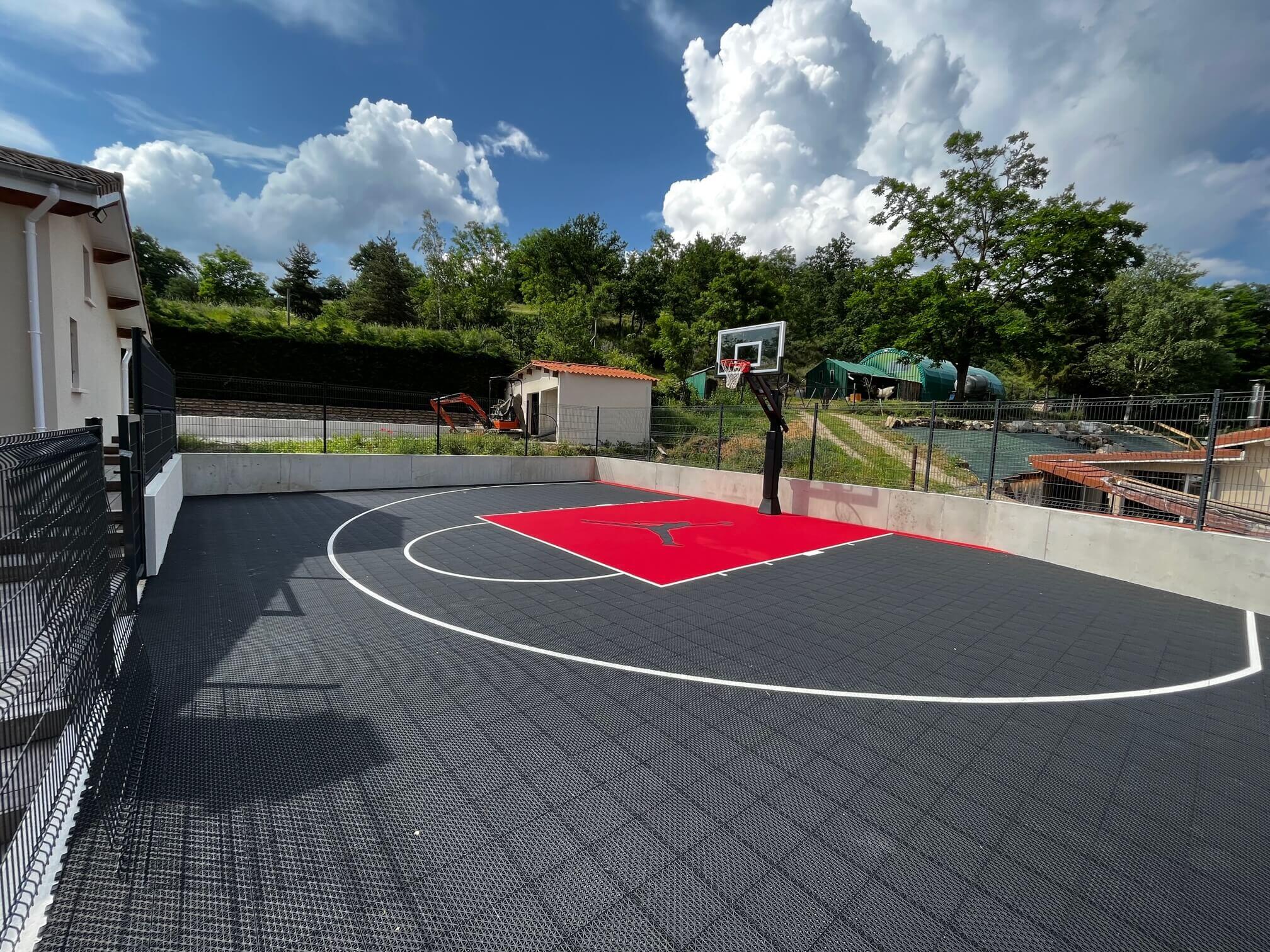 Aménager son jardin avec l’installation d’un terrain de basket 3×3 !
