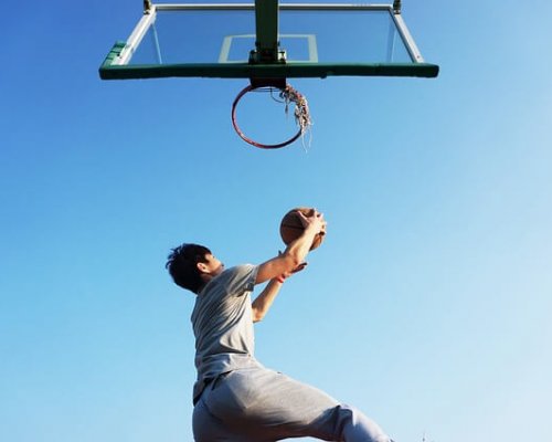 Comment installer un terrain de basket stylé chez soi pour faire des dunks ?