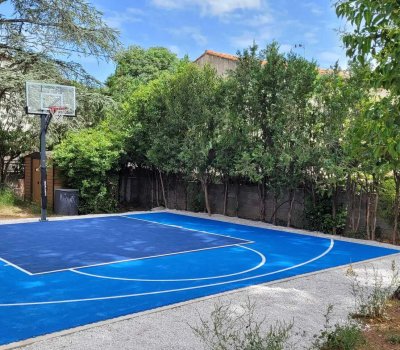 Installation-terrain-basketball-jardin-maison